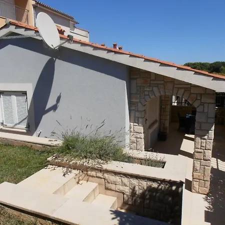 Nyaraló Ines 1 By Interhome Póla